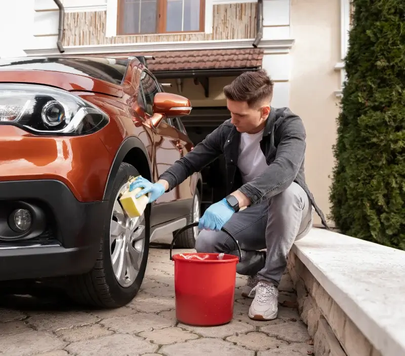 Lavage auto à domicile Saint-Martin-d'Août : professionnel intervenant sur un véhicule